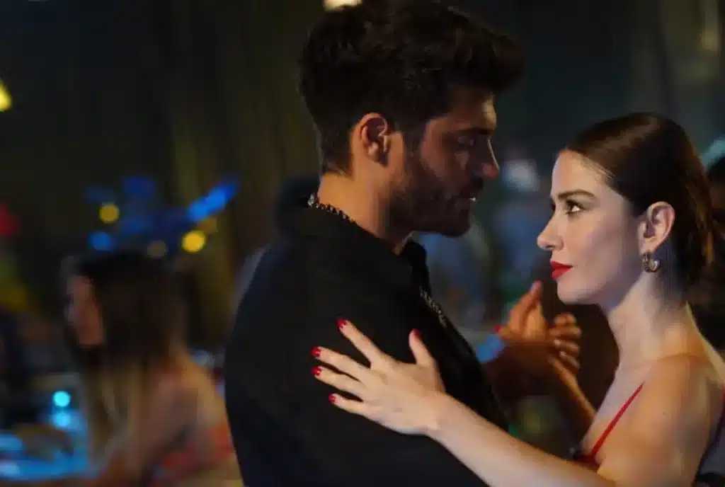 Cena de dança entre Özgür e Ezgi em 'Sr. Errado', refletindo a química inesperada que surge entre os dois personagens.
