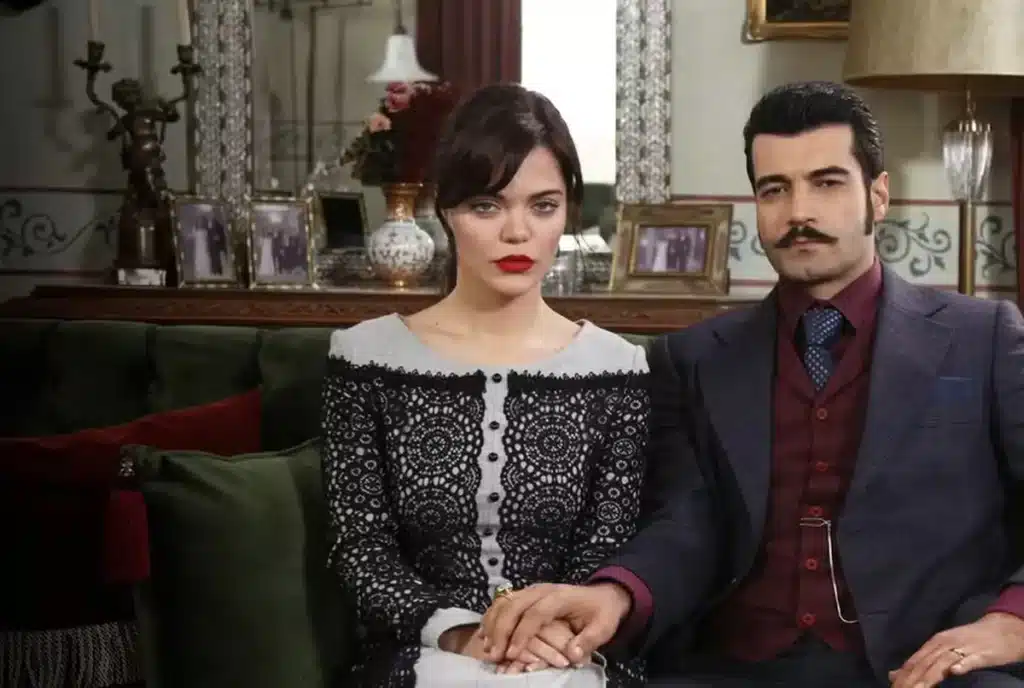Zuleyha e Yilmaz, protagonistas de 'Terra Amarga', enfrentando dificuldades para viver seu amor.
