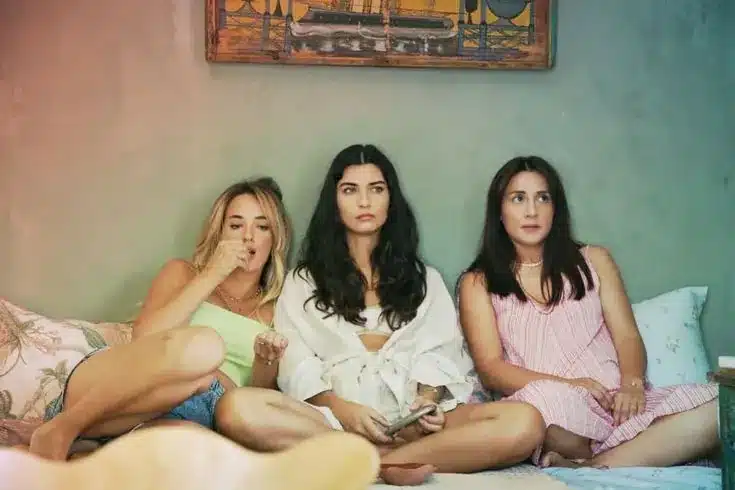 Três mulheres assistindo à TV, representando a convivência e os desafios das protagonistas na novela turca "Uma Nova Mulher