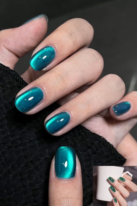 Unhas decoradas com esmalte magnético Cat-Eye, mostrando um efeito luminoso e tridimensional.