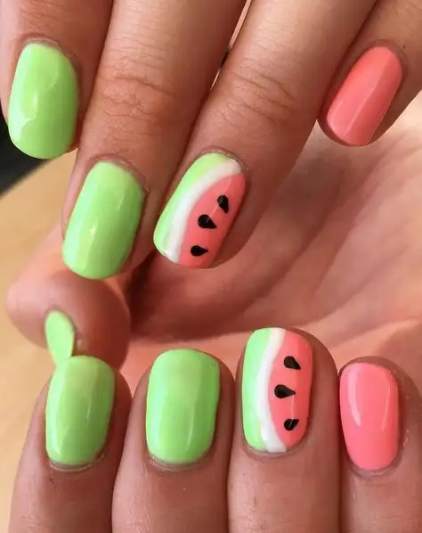 Unhas decoradas com esmalte verde e rosa em estilo melancia
