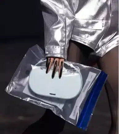 Modelos exibem unhas invertidas em desfiles de moda, com formatos alongados e estilos futuristas.