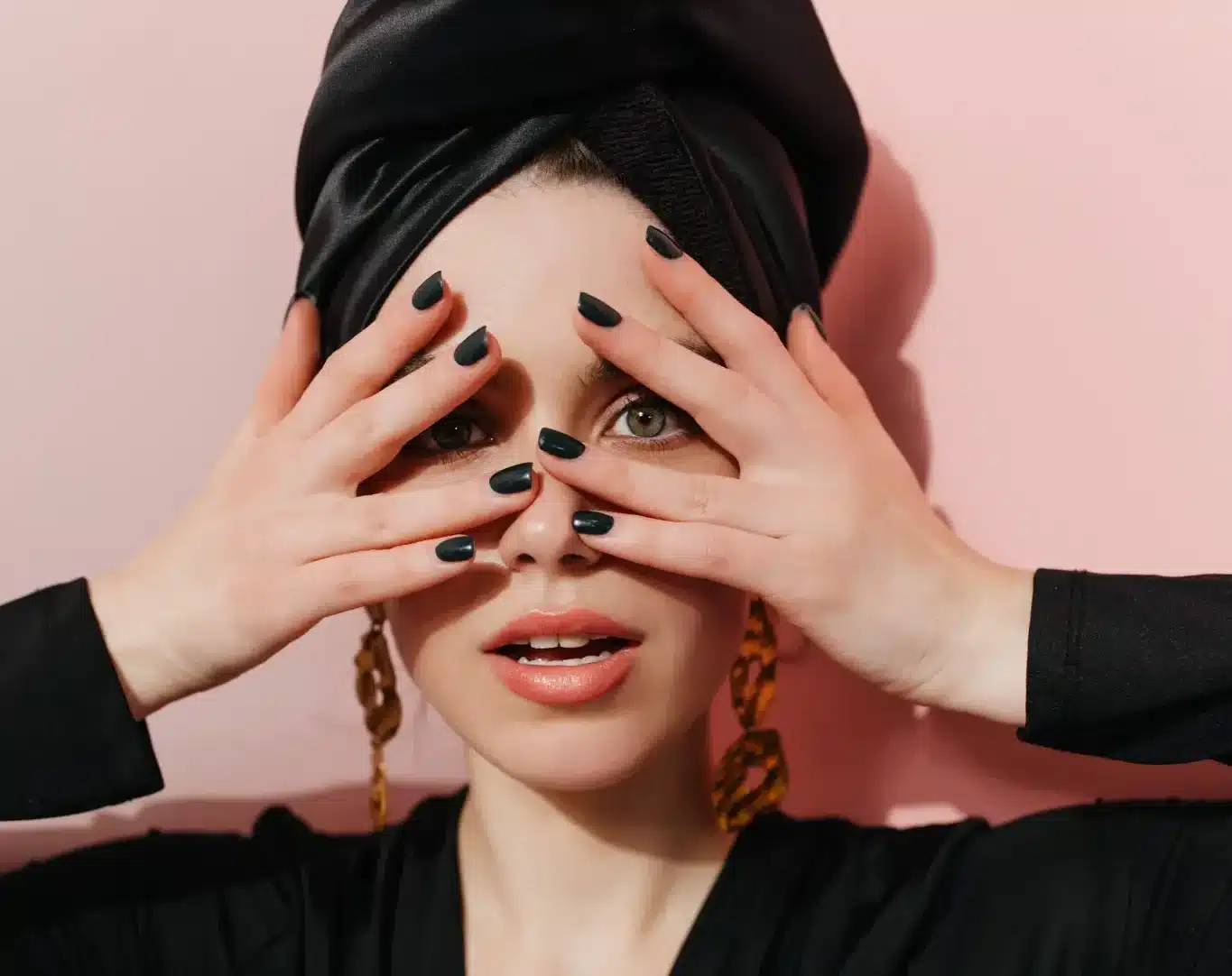 Mulher com turbante e unhas negras, inspirada no estilo de Lady Gaga para o show no Brasil.