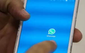 Tela de celular com o ícone do WhatsApp, representando a atualização que fará o aplicativo parar de funcionar em certos dispositivos em abril de 2025.