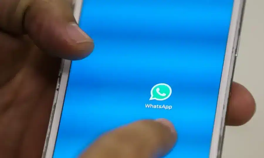 Ícone do WhatsApp sendo tocado em tela de celular