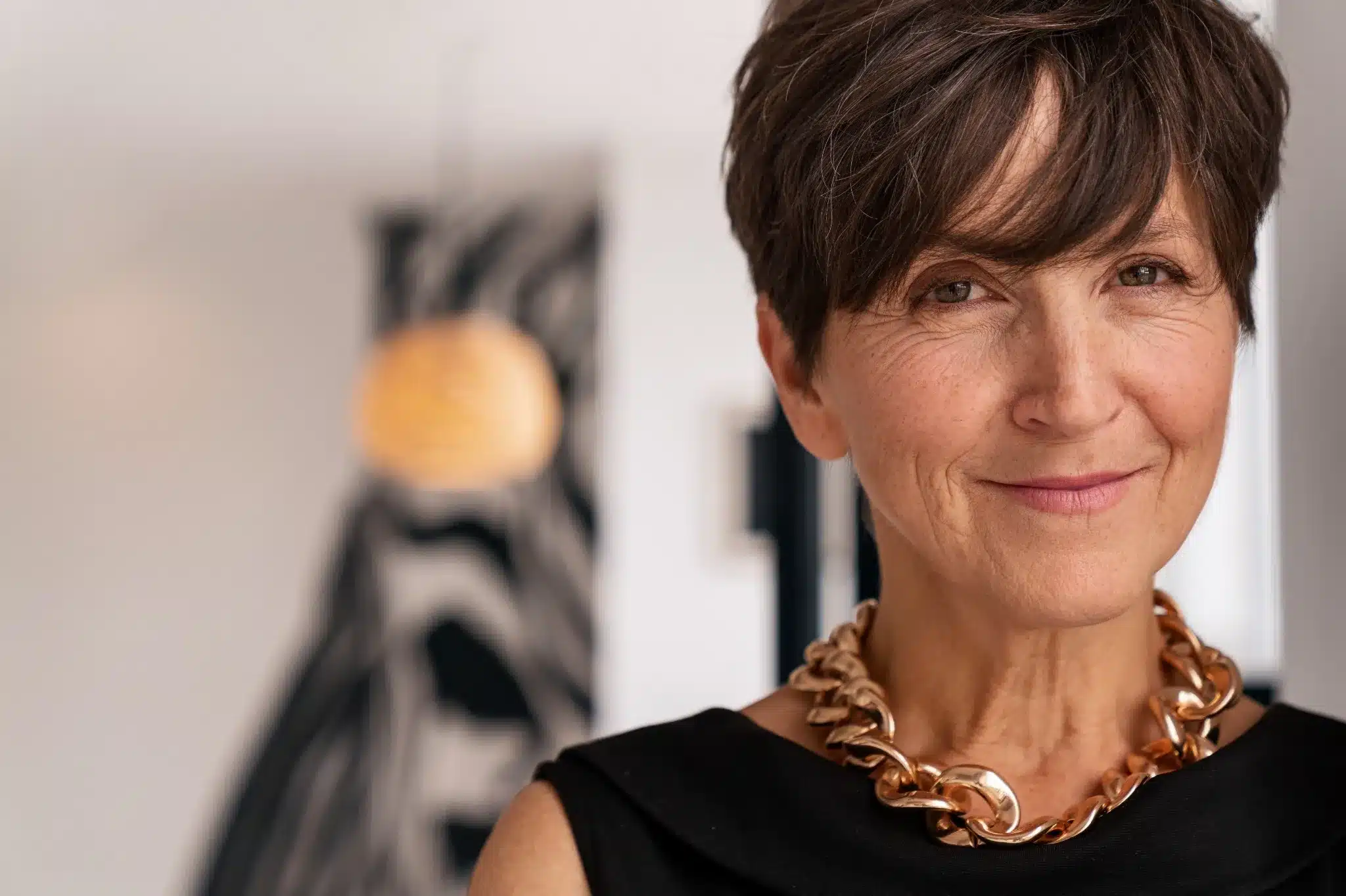 Mulher de 50 anos com corte de cabelo curto e elegante, destacando o visual sofisticado e moderno para mulheres maduras. Título: Mulher madura com corte de cabelo moderno e sofisticado. Legenda: Cabelo curto e estiloso para mulheres de 50 e 60 anos, perfeito para quem busca um visual elegante e atual. Descrição: A imagem mostra uma mulher com um corte de cabelo curto, ideal para mulheres de 50 e 60 anos que querem manter um visual moderno e sofisticado. Este estilo é perfeito para quem busca praticidade e elegância, com um toque de frescor e jovialidade. A combinação de um look minimalista com um visual arrojado destaca a confiança e o estilo de mulheres maduras.