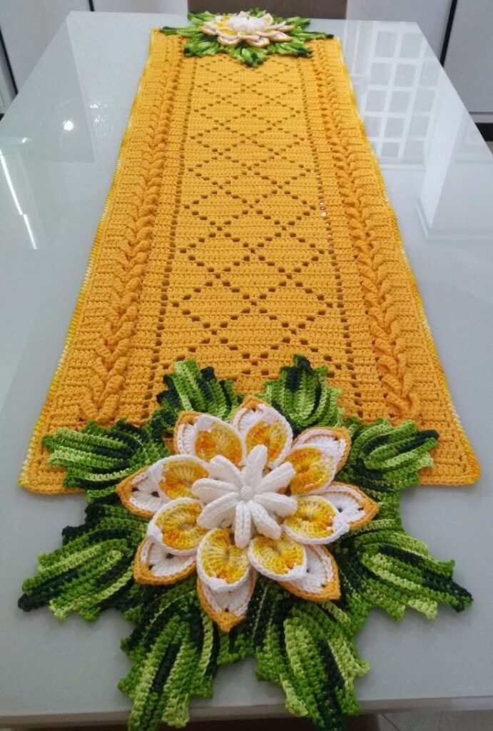 Trilho de mesa amarelo em crochê com flor decorativa em crochê colorida