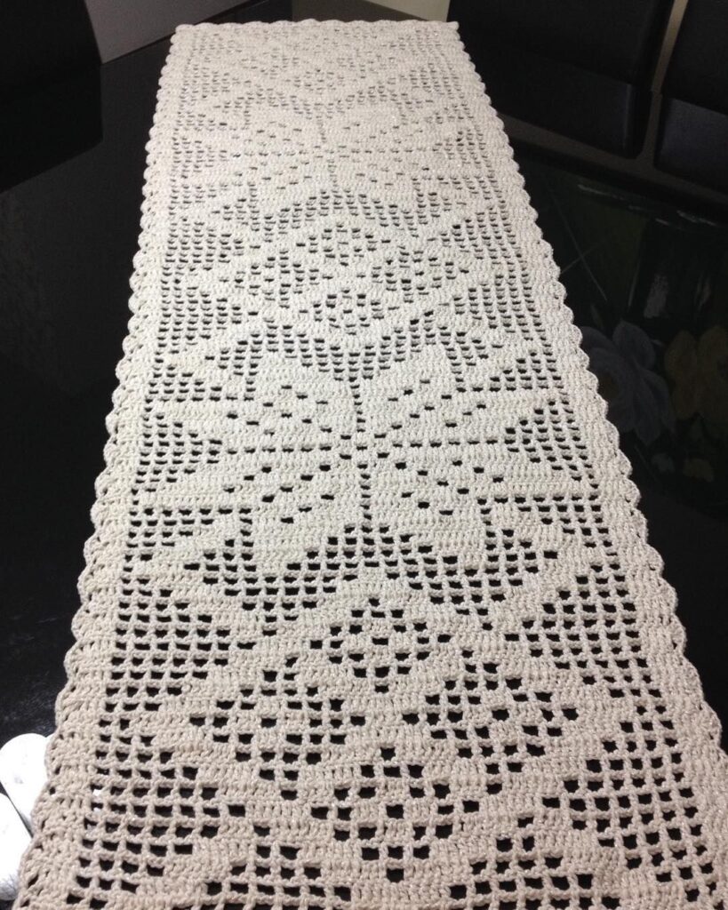 Caminho de mesa em crochê minimalista com padrão geométrico simples