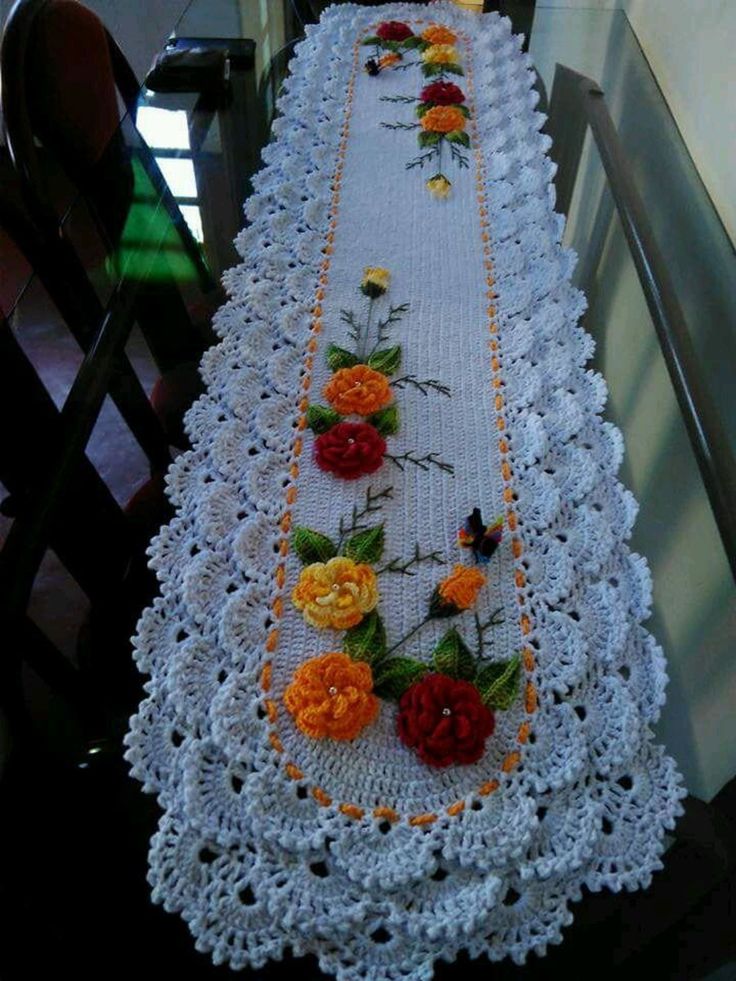 Caminho de mesa em crochê rendado com flores coloridas bordadas