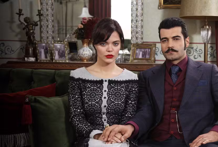 Cena marcante da novela turca Terra Amarga, com personagens principais em destaque