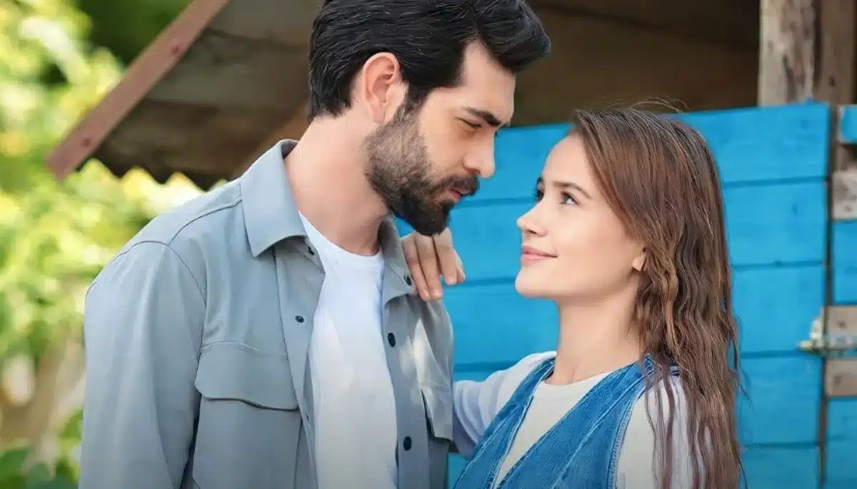 Baran e Dilan, protagonistas da novela turca 'Flores de Sangue', compartilham um momento de cumplicidade.