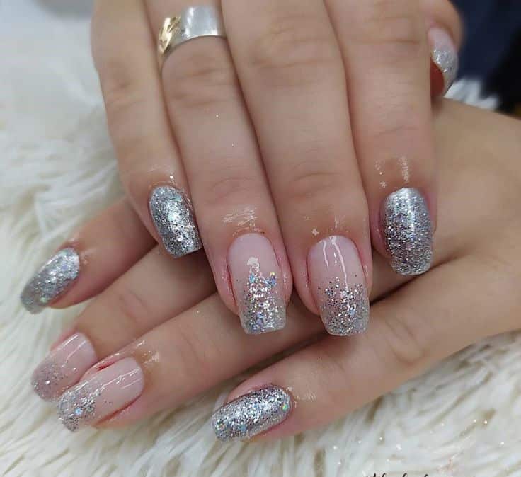 Unhas em gel com acabamento em glitter prata, tendência brilhante e sofisticada para mulheres acima de 50 anos