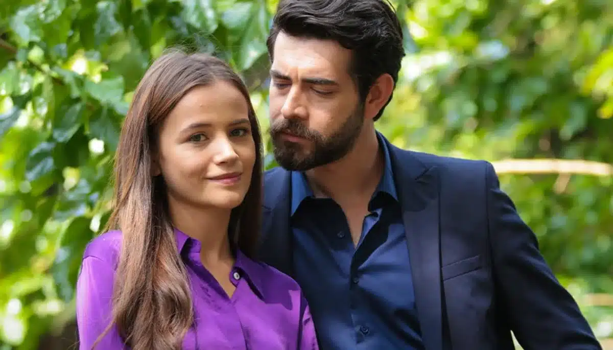 Baran e Dilan, casal da novela turca, exibem uma conexão intensa e cheia de emoção.