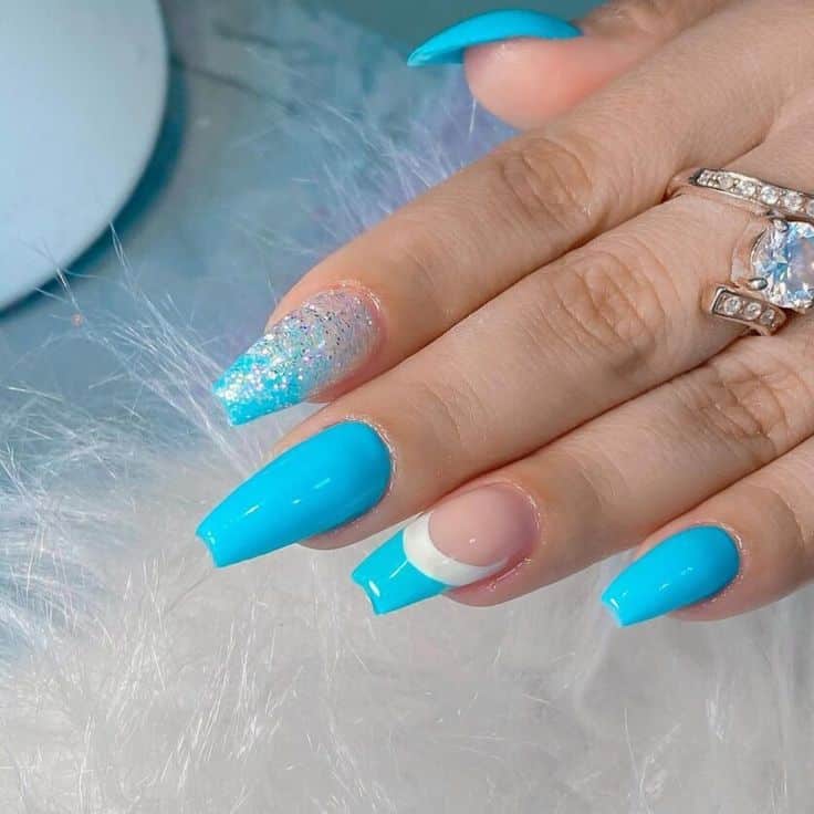 Unhas decoradas com esmalte turquesa e glitter, tendência para 2025