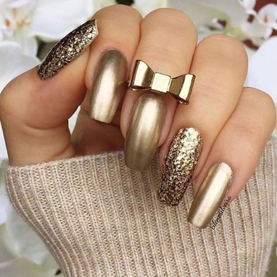 Unhas com esmalte dourado metálico e glitter, tendência de 2025