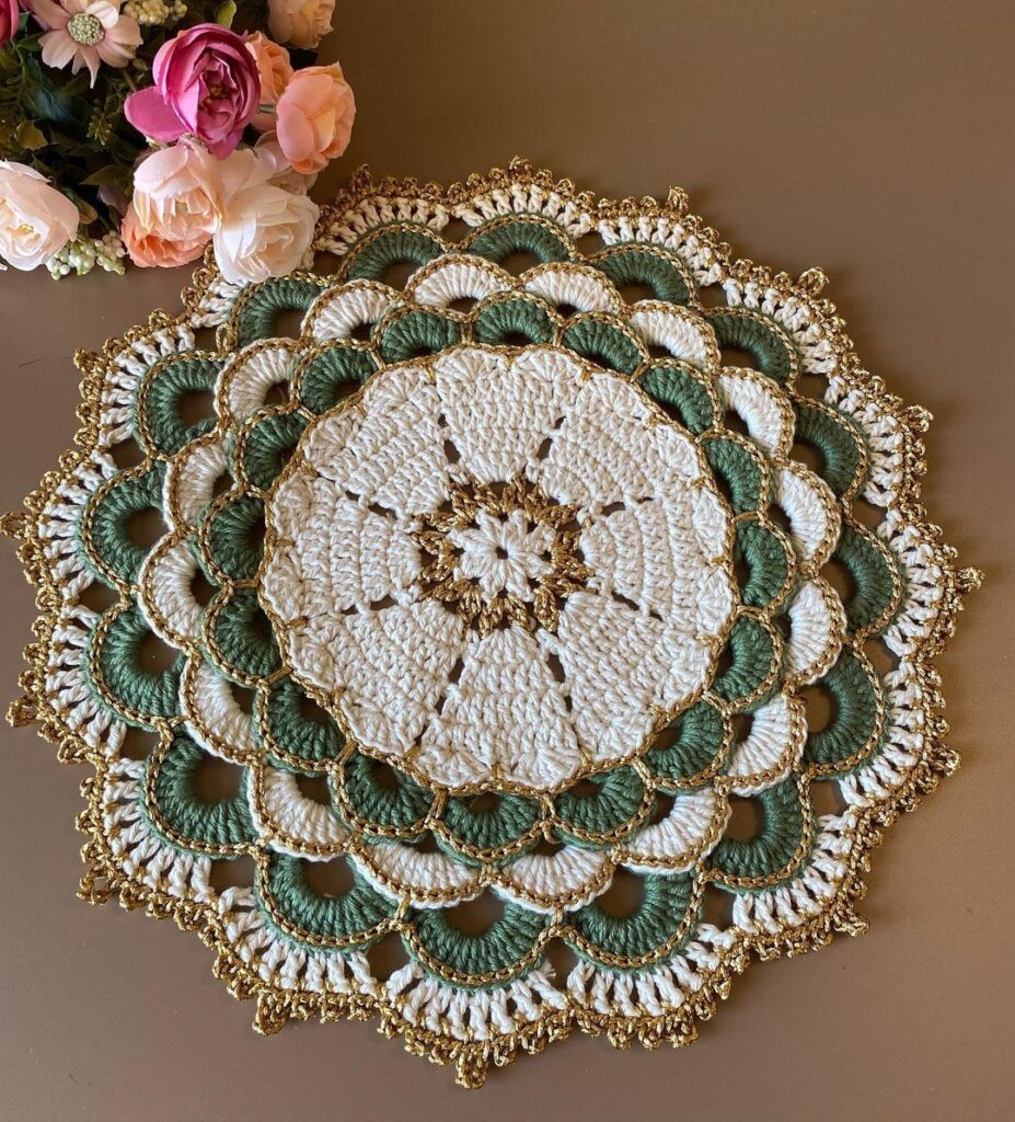 Sousplat redondo em crochê com detalhes em verde, branco e dourado