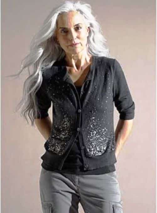 Mulher idosa com cabelo longo e grisalho em visual moderno
