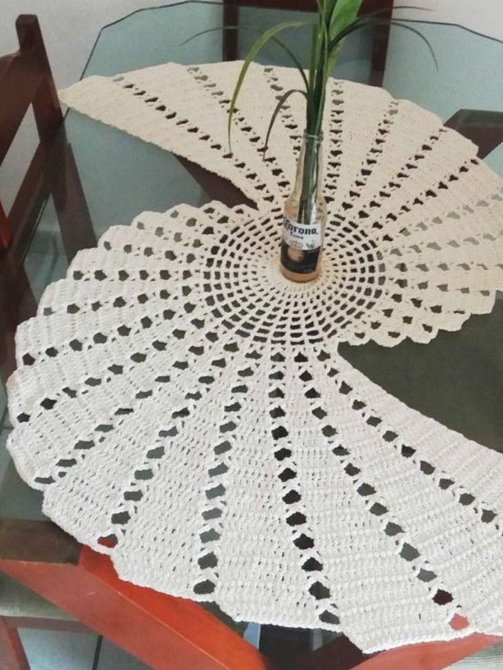 Caminho de mesa em crochê branco com design geométrico em formato circular