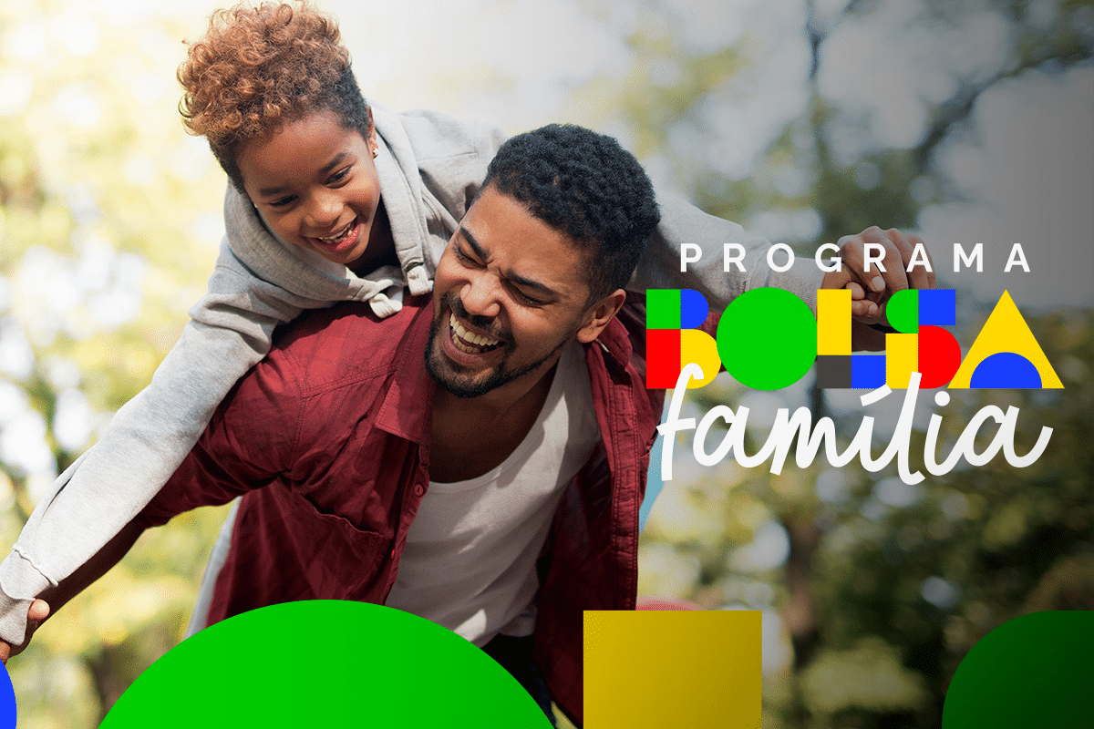 Pai carregando criança nas costas sorrindo em parque, representando famílias beneficiadas pelo Bolsa Família.