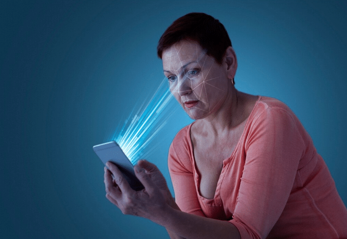 Mulher realizando autenticação por biometria facial no celular para empréstimo consignado do INSS