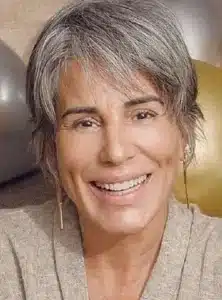 Gloria Pires mostra beleza com cabelos grisalhos