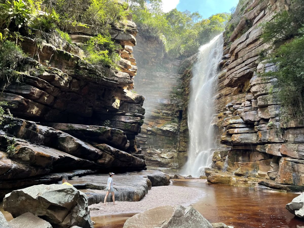 Cachoeira deslumbrante na Chapada Diamantina, Bahia, com queda d’água cercada por rochas e vegetação exuberante