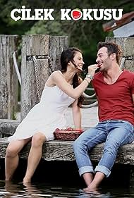 Casal se divertindo ao ar livre, comendo morangos à beira de um lago, cena da novela "Aroma de Morango" (Çilek Kokusu).