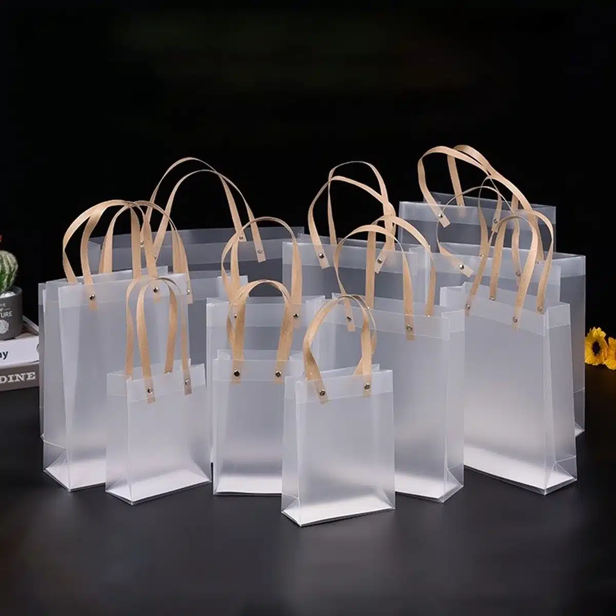 Sacolas transparentes com alças de couro claro, ideais para embalagem de crochê com estilo minimalista.