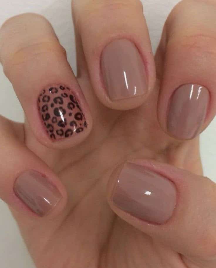 Unhas neutras com uma unha decorada com estampa de onça.
