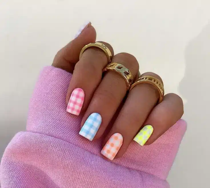Unhas decoradas com estampa xadrez colorida em tons pastel