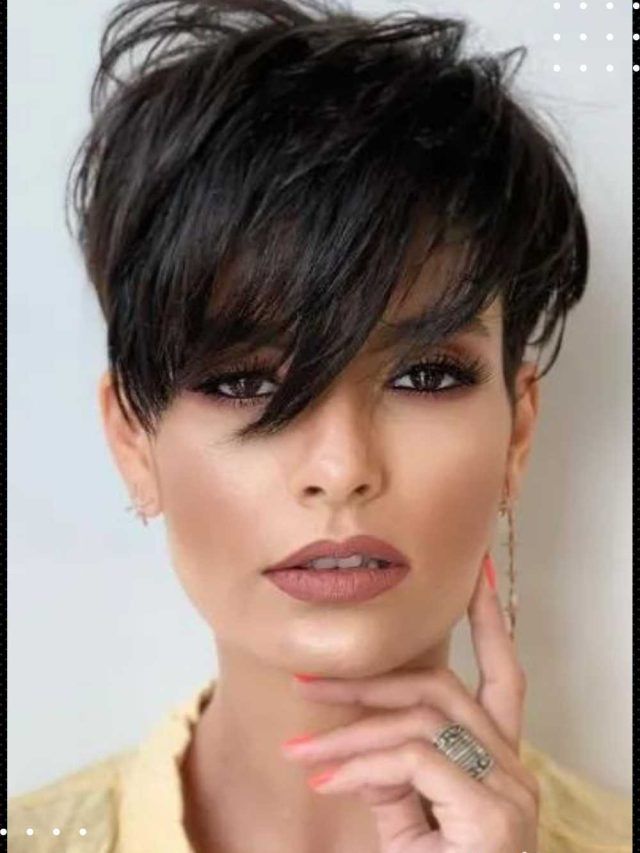 Mulher com corte pixie escuro e franja longa desfiada cobrindo parte do rosto.