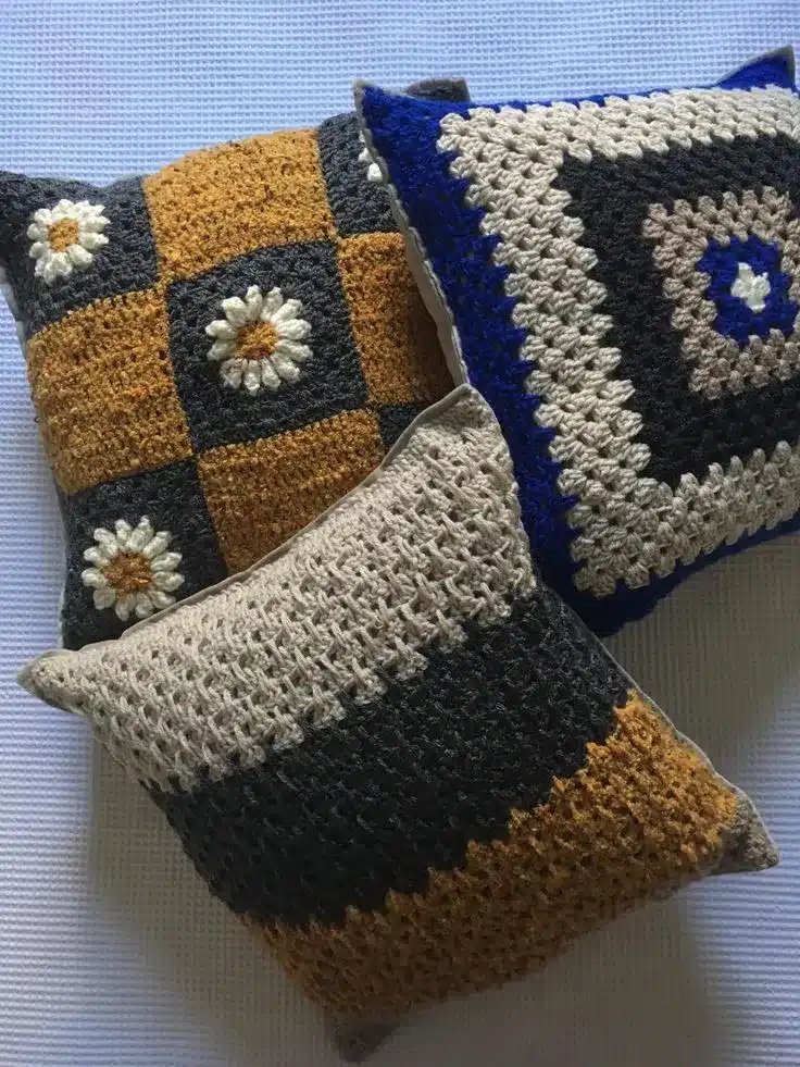 Almofadas de crochê coloridas com padrões geométricos vibrantes, estilo boho chique.