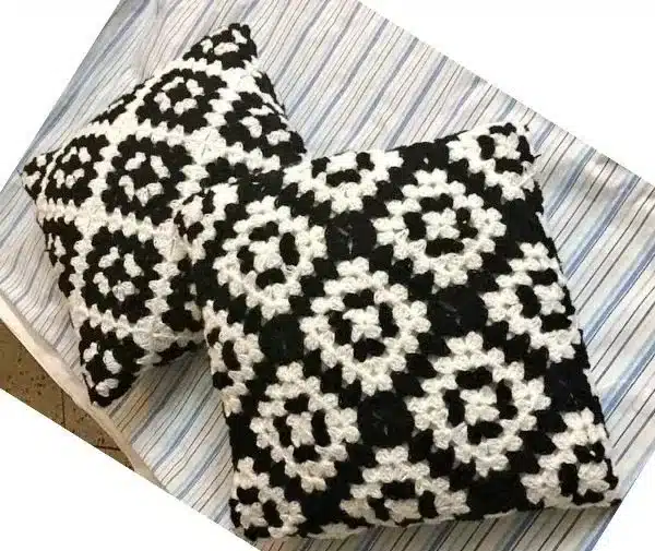 Almofadas modernas em crochê preto e branco com padrão geométrico