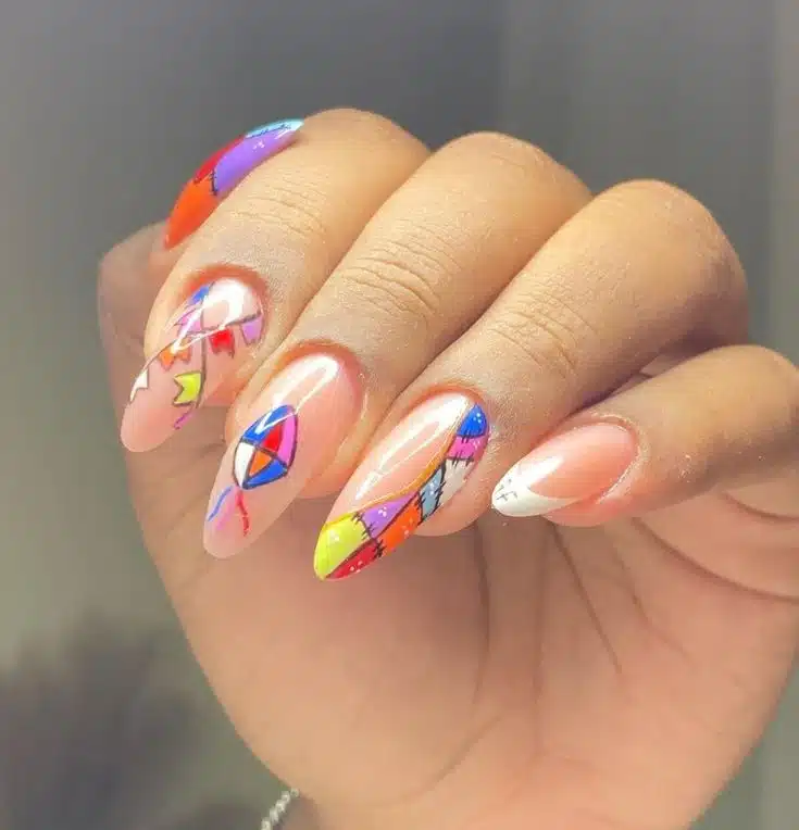 Unhas decoradas com bandeirinhas coloridas típicas do São João, destacando um design vibrante e alegre.