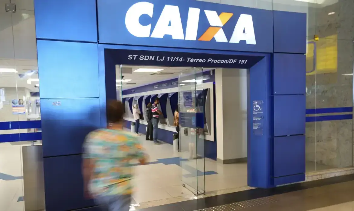 Entrada da agência da Caixa Econômica Federal, onde os clientes podem solicitar financiamento para o programa Minha Casa, Minha Vida, Faixa 4.