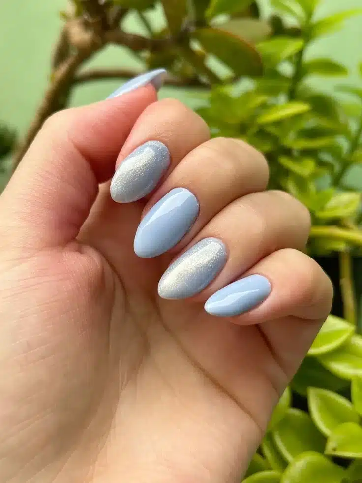  Unhas com esmalte azul serenity, com toque de brilho perolado