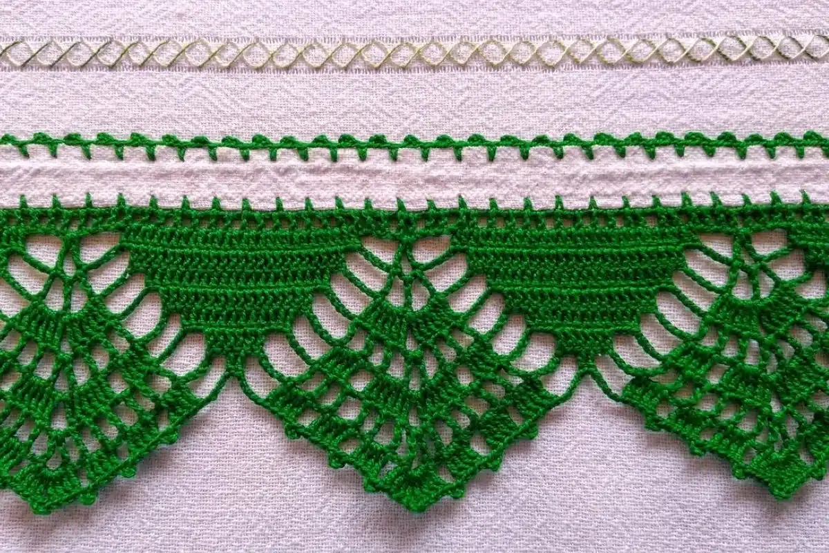 Barrado de crochê verde feito à mão para toalhas e panos de prato, exibindo detalhes delicados e padrão triangular.