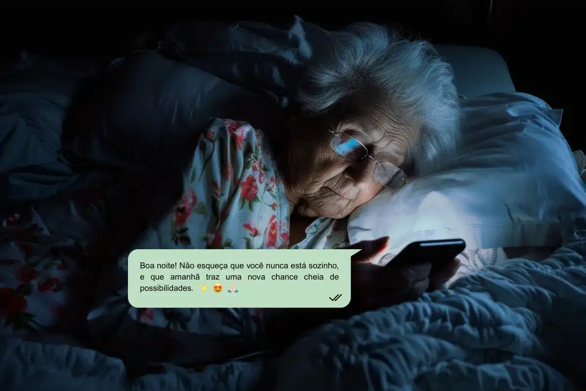Idosa deitada na cama olhando para o celular à noite, mensagem de boa noite inspiradora.
