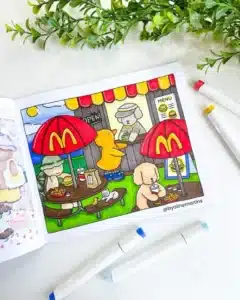 Ilustração colorida de um ambiente inspirado no McDonald's com personagens fofos, incluindo um cachorro atendendo no balcão e outros animais e pessoas consumindo hambúrgueres e batatas fritas.