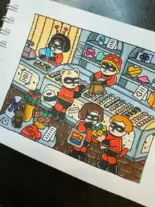 Personagens inspirados em Os Incríveis trabalhando em uma loja de sushi com decoração colorida e itens fofos.