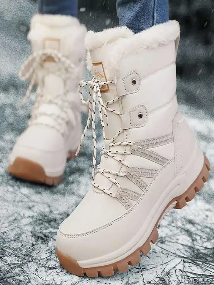 Bota de neve branca com sola robusta e interior acolchoado para proteção contra o frio.