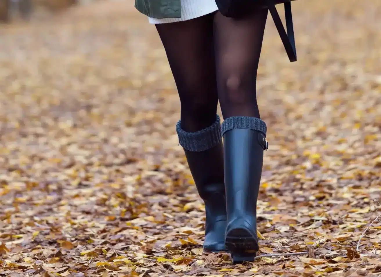 Mulher usando botas confortáveis no inverno enquanto caminha e usa o celular