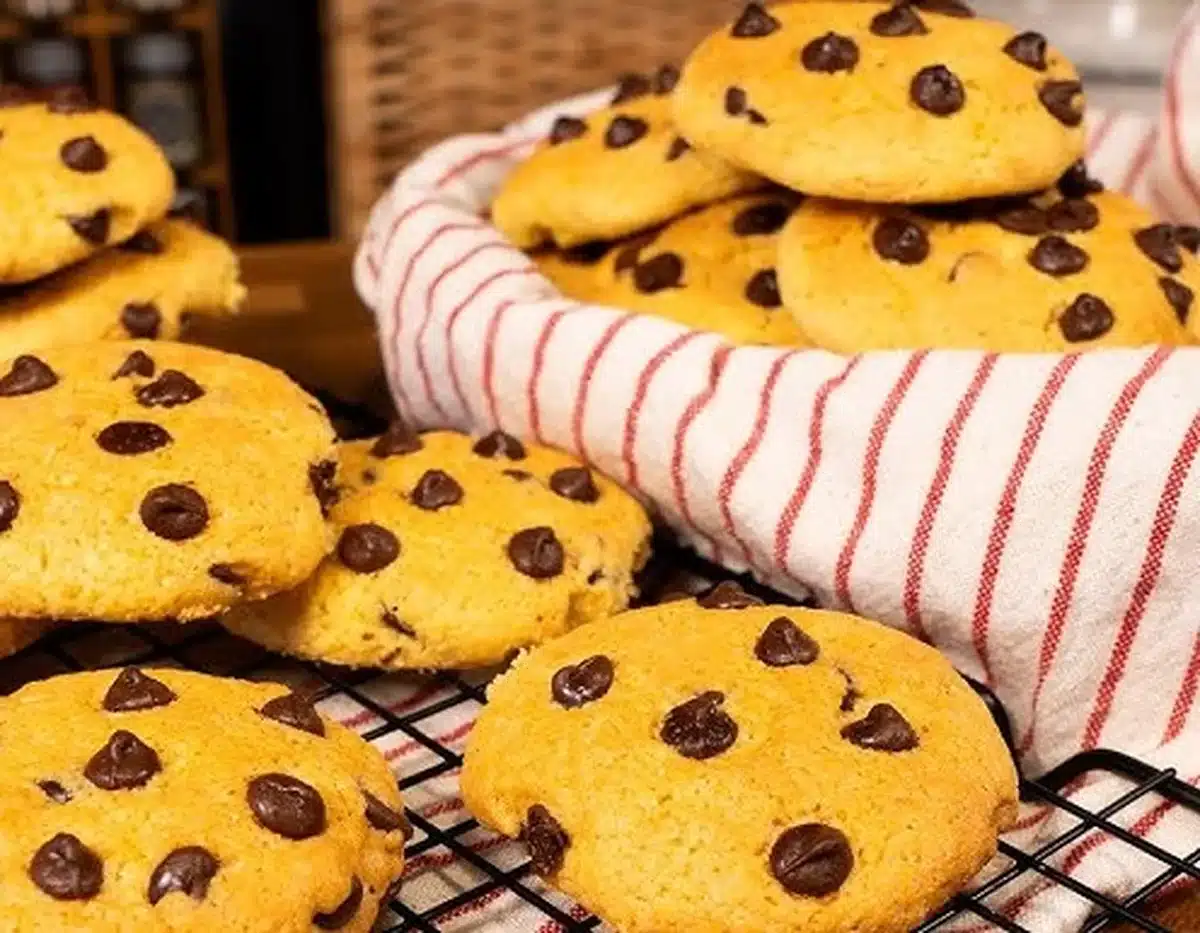 Biscoitos com gotas de chocolate fresquinhos, perfeitos para variar a receita de broa de fubá
