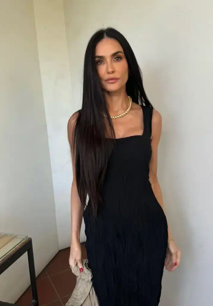 Demi Moore com cabelo longo, liso e elegante, inspiração de corte para mulheres 50+