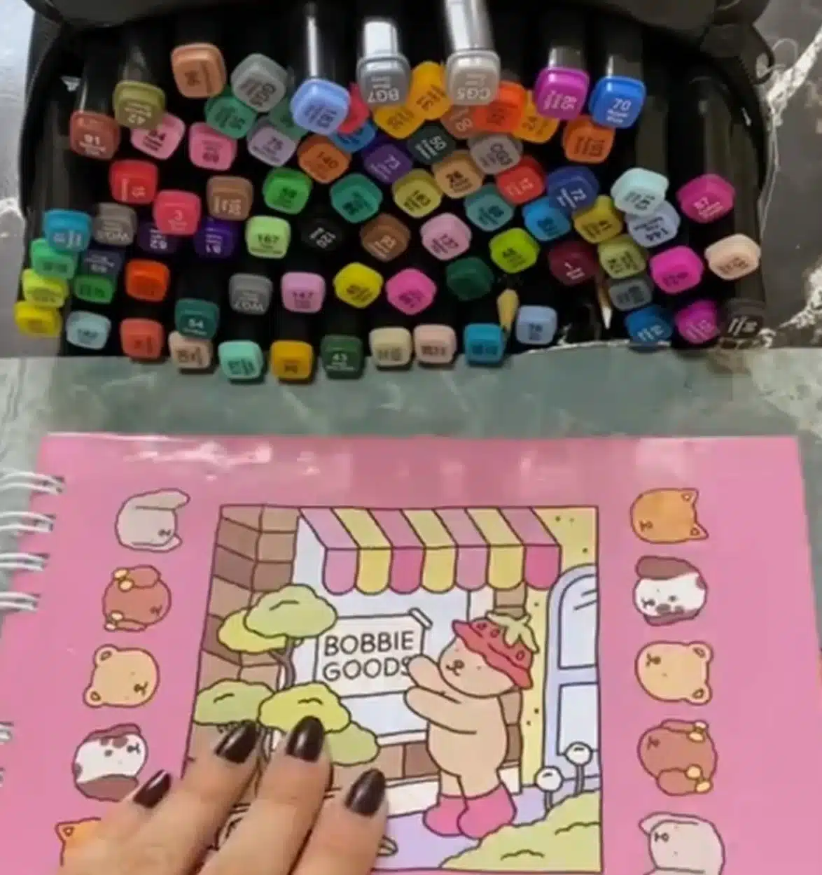 Canetas coloridas para arte e um caderno Bobbie Goods para pintura