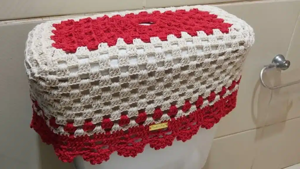 Capa de crochê vermelha e bege para caixa de descarga no banheiro