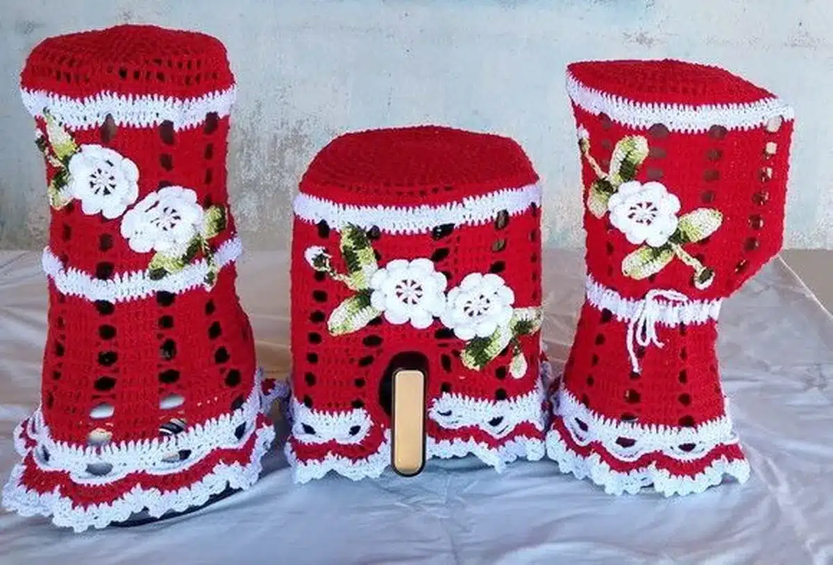Capa de crochê vermelha com detalhes brancos e flores para botijão, liquidificador e eletrodomésticos, estilo clássico artesanal.