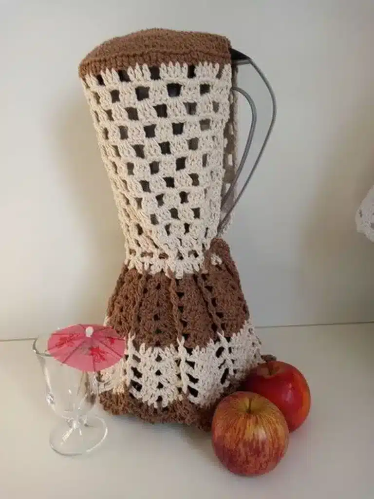 Capa de crochê marrom e beige para liquidificador, decorativa e artesanal.