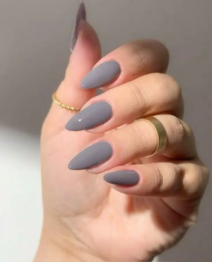 Unhas com esmalte cinza fosco e formato pontiagudo