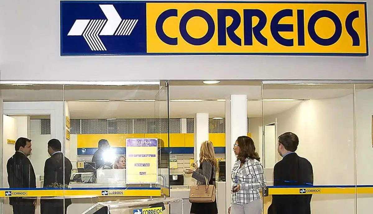 Agências dos Correios com atendimento para resolver descontos indevidos, mostrando fila de clientes em unidade.